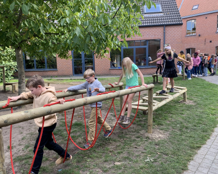 Genieten van het nieuwe klauterparcours in de tuin!