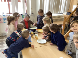 Grootouders tonen hun hobby. Boodschappen doen om pannenkoeken te kunnen bakken in de klas. Wat tof, er kwamen grootouders voorlezen