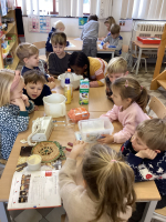 Grootouders tonen hun hobby. Boodschappen doen om pannenkoeken te kunnen bakken in de klas. Wat tof, er kwamen grootouders voorlezen