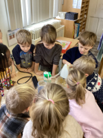 Grootouders tonen hun hobby. Boodschappen doen om pannenkoeken te kunnen bakken in de klas. Wat tof, er kwamen grootouders voorlezen