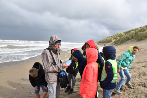 Op duinexploratie in het stormgeweld. 