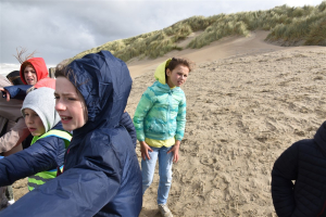 Op duinexploratie in het stormgeweld. 