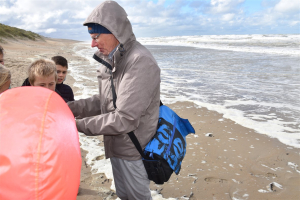 Op duinexploratie in het stormgeweld. 