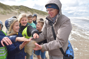 Op duinexploratie in het stormgeweld. 