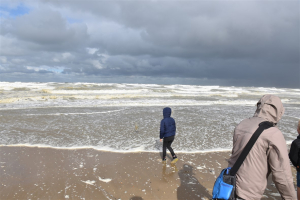 Op duinexploratie in het stormgeweld. 