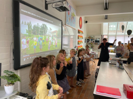 Straplied oefenen samen met de 6 de klassers 