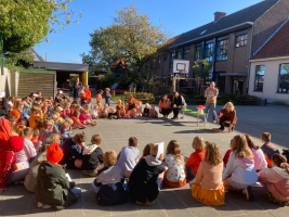 Een verhaal vol kleur. Oranje = thema vriendschap 