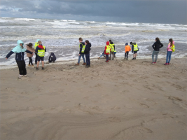 Op duinexploratie in het stormgeweld. 