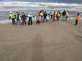 Op duinexploratie in het stormgeweld. 