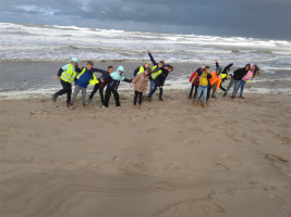 Op duinexploratie in het stormgeweld. 