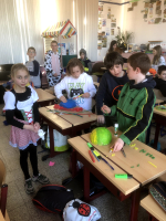 Carnavalsmaskers maken. 