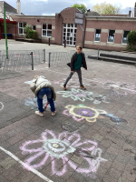 Krullenbol,de bloem'experimenteren met krijt en water