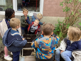 De één op één meter bloembak klaarmaken voor perkplantjes